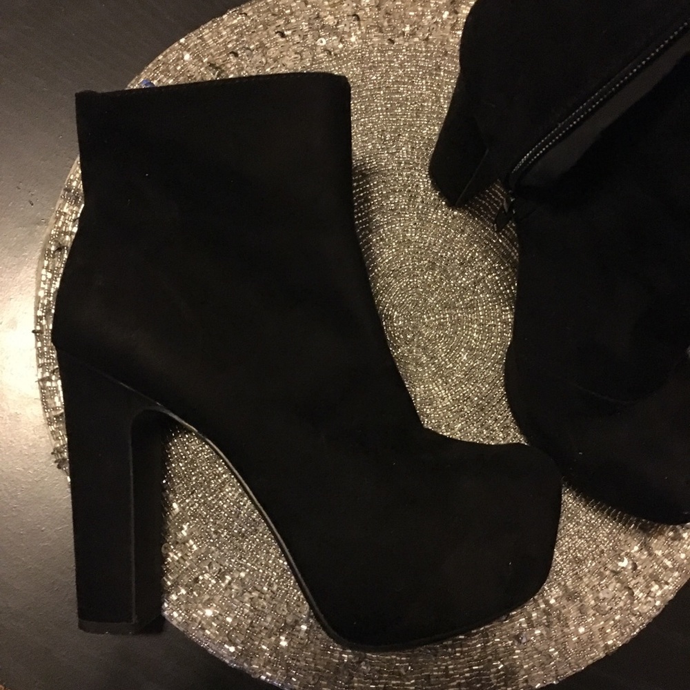 🔥Black platform booties 🔥